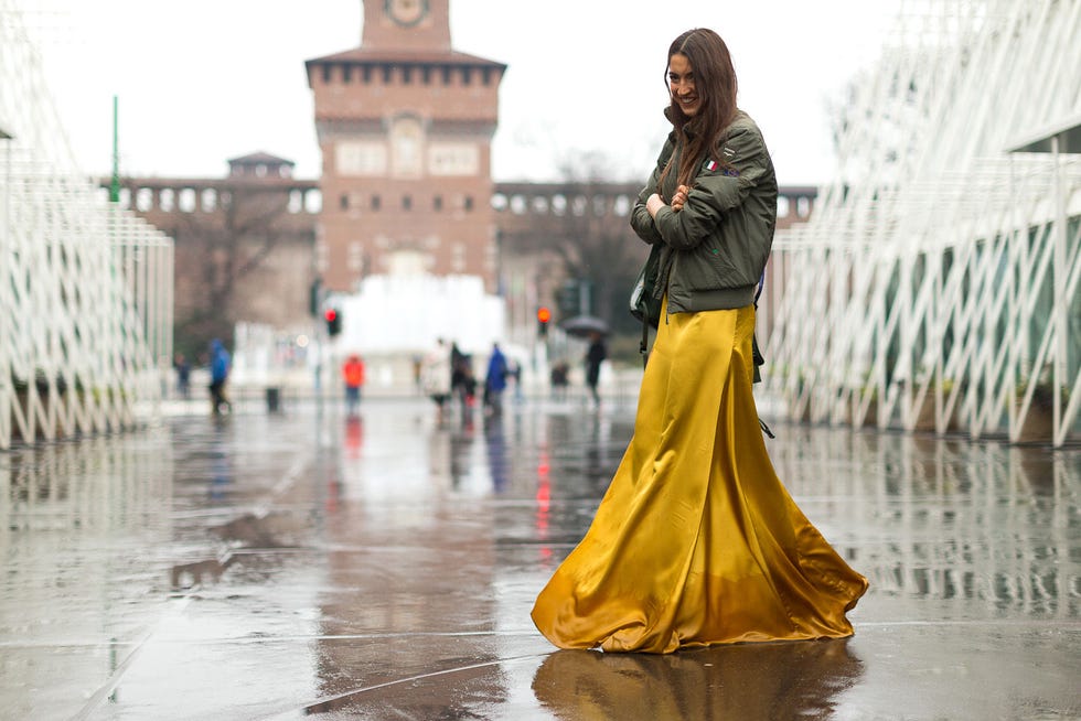 Clock tower, Tower, Street fashion, Clock, Wall clock, One-piece garment, Precipitation, Shawl, 