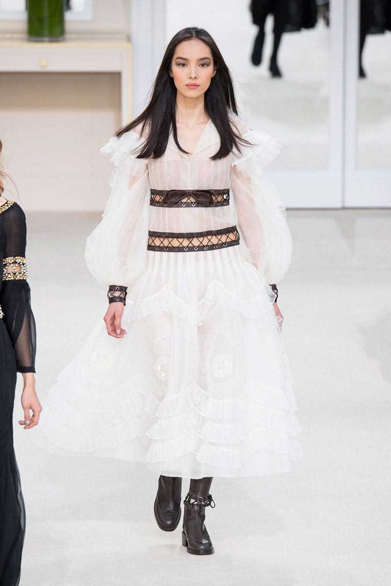 Clothing, Shoulder, Fashion show, Joint, Outerwear, Fashion model, Waist, Winter, Style, Dress, 