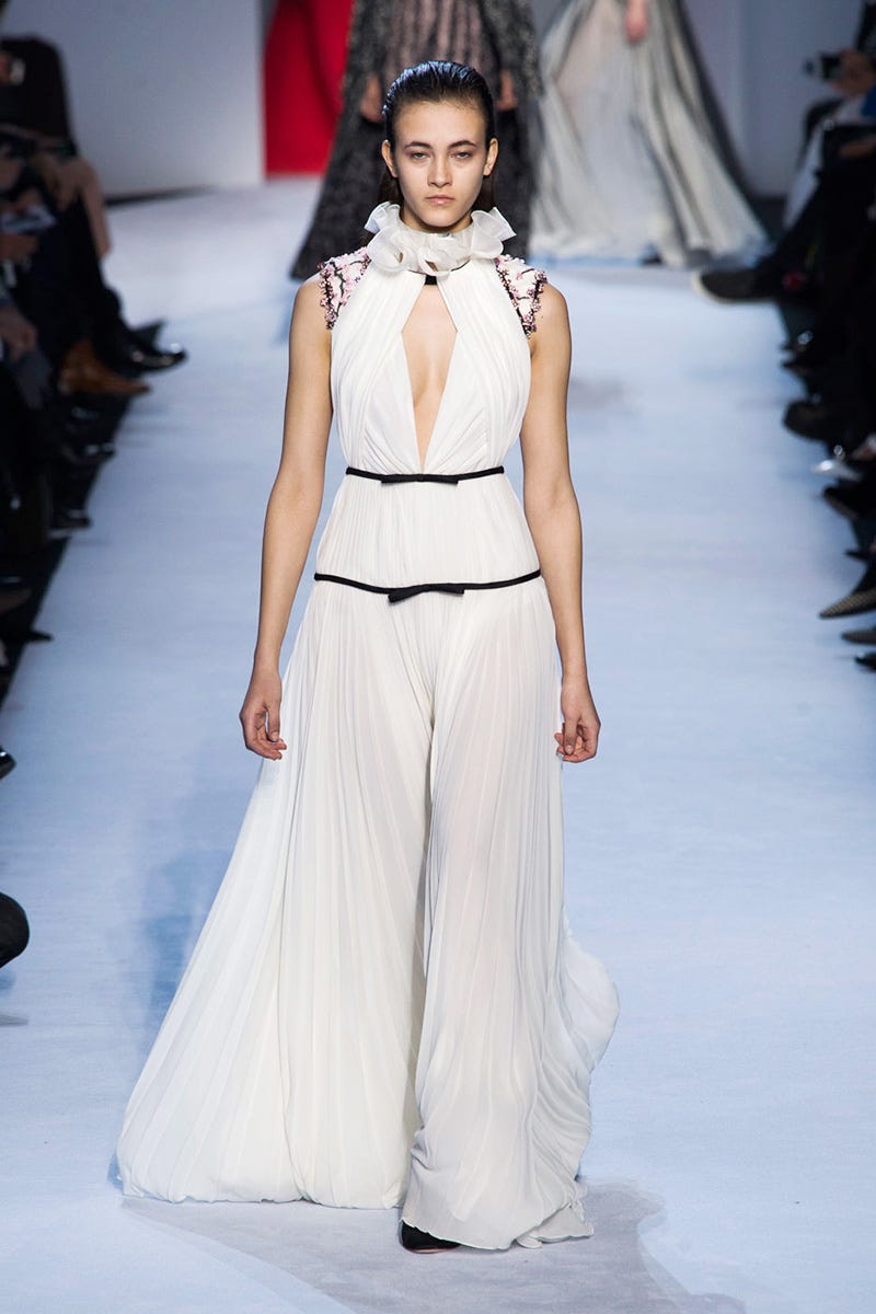 Fashion show, Hairstyle, Shoulder, Joint, White, Waist, Fashion model, Runway, Style, Formal wear, 