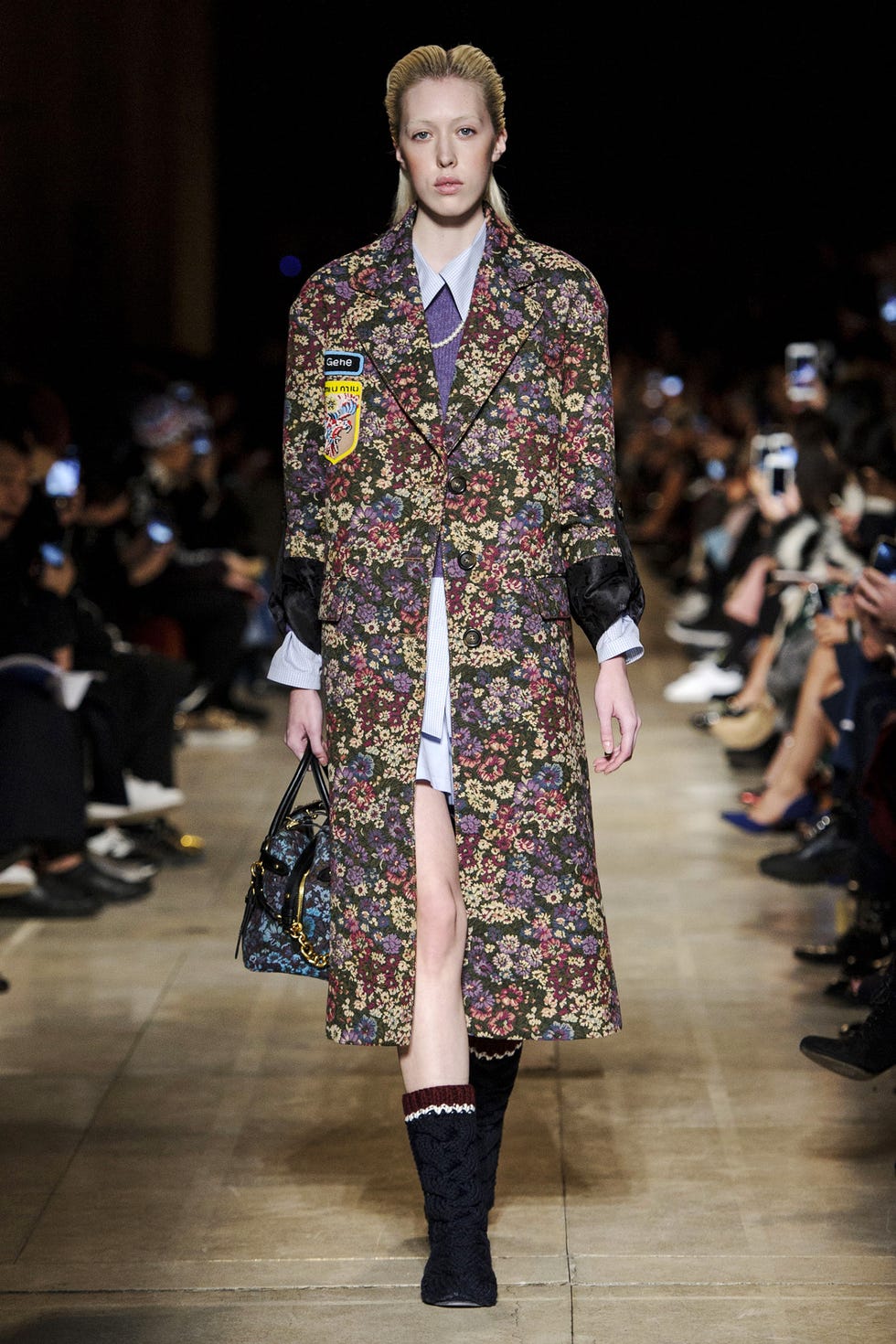 Clothing, Footwear, Fashion show, Runway, Outerwear, Fashion model, Style, Street fashion, Fashion, Pattern, Clothing, Footwear, Fashion show, Runway, Outerwear, Fashion model, Style, Street fashion, Fashion, Pattern,