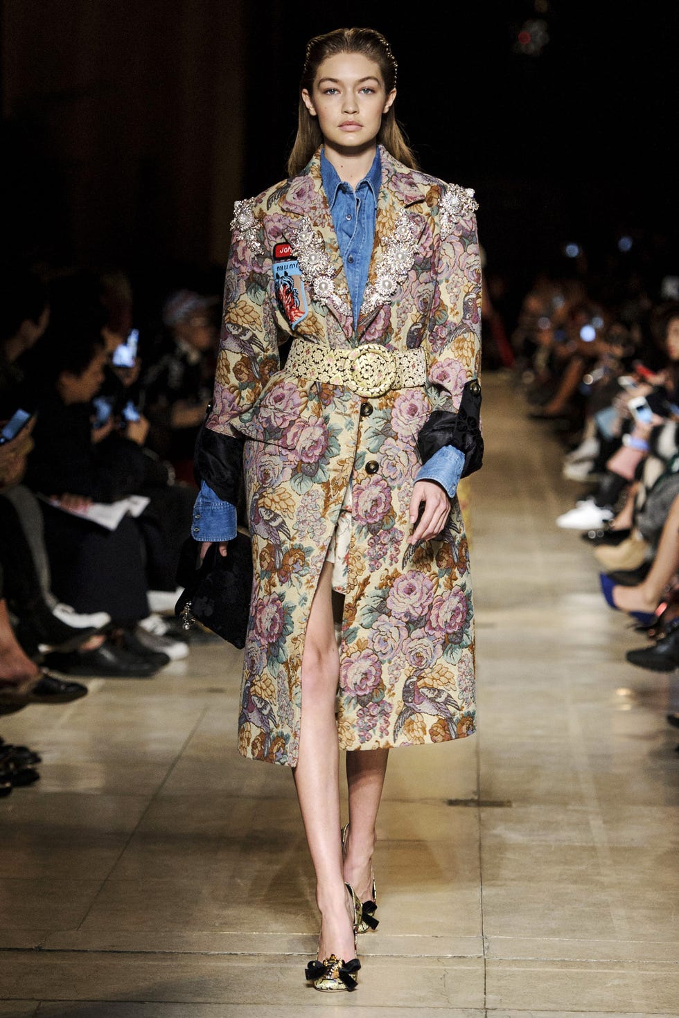 Clothing, Footwear, Fashion show, Runway, Outerwear, Fashion model, Style, Fashion, Model, Beauty, Clothing, Footwear, Fashion show, Runway, Outerwear, Fashion model, Style, Fashion, Model, Beauty,