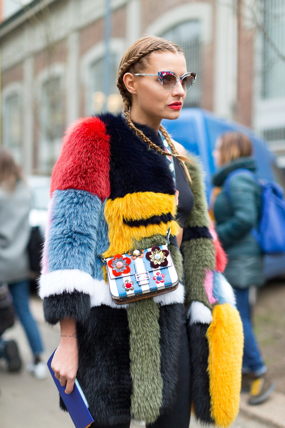 Eyewear, Glasses, Sunglasses, Textile, Outerwear, Winter, Street fashion, Style, Fur clothing, Street, 