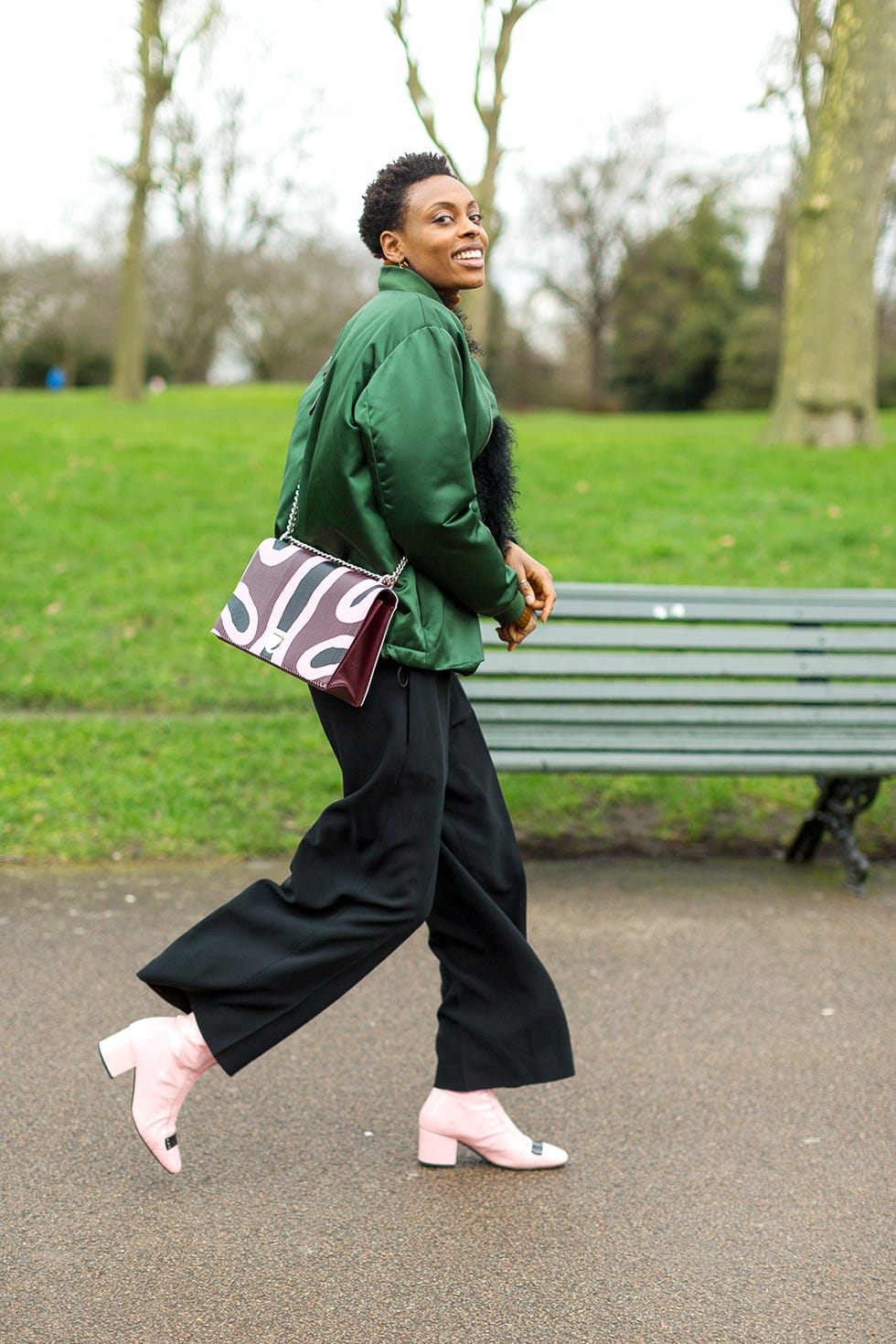 Bench, Sleeve, Green, Outdoor bench, Street fashion, People in nature, sweatpant, Active pants, Bag, Knee, 