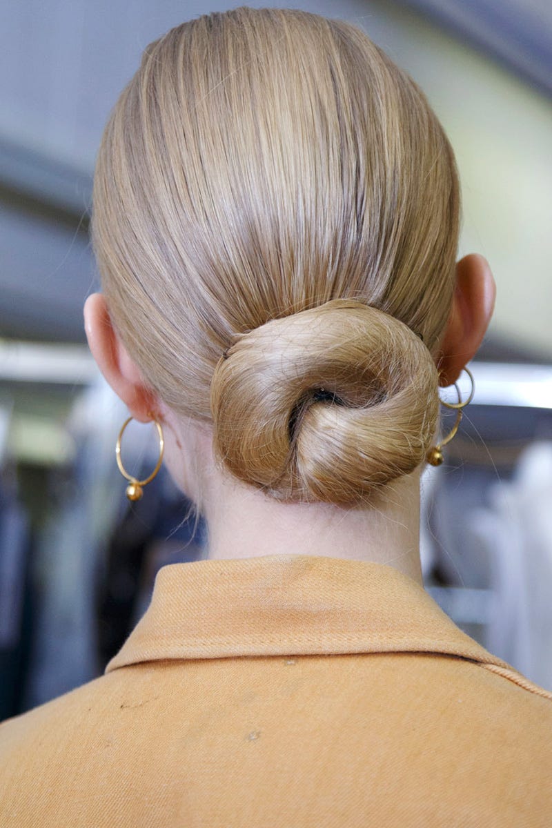 Brown, Hairstyle, Yellow, Earrings, Orange, Style, Blond, Beauty, Temple, Neck, 
