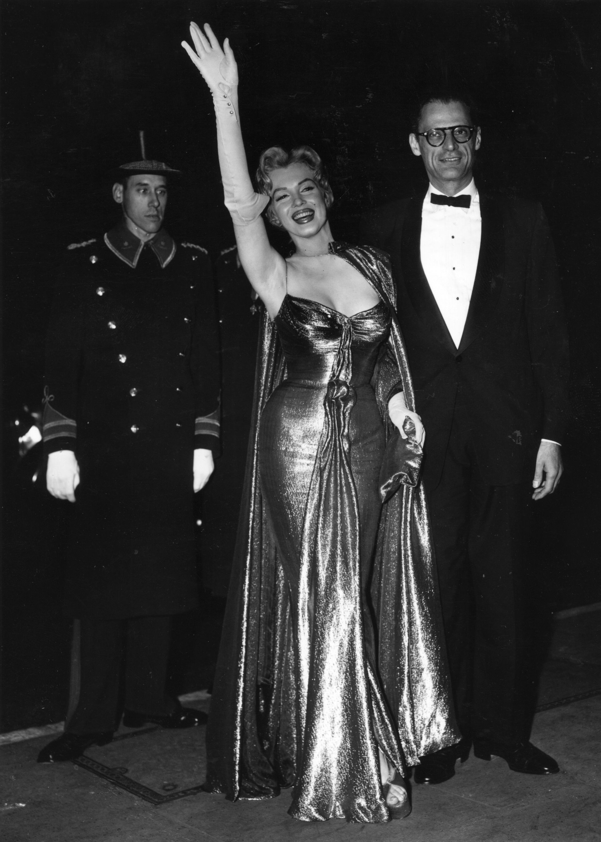 mae-west-on-the-red-carpet-1930s-hollywood-oversize-silver-gelatin