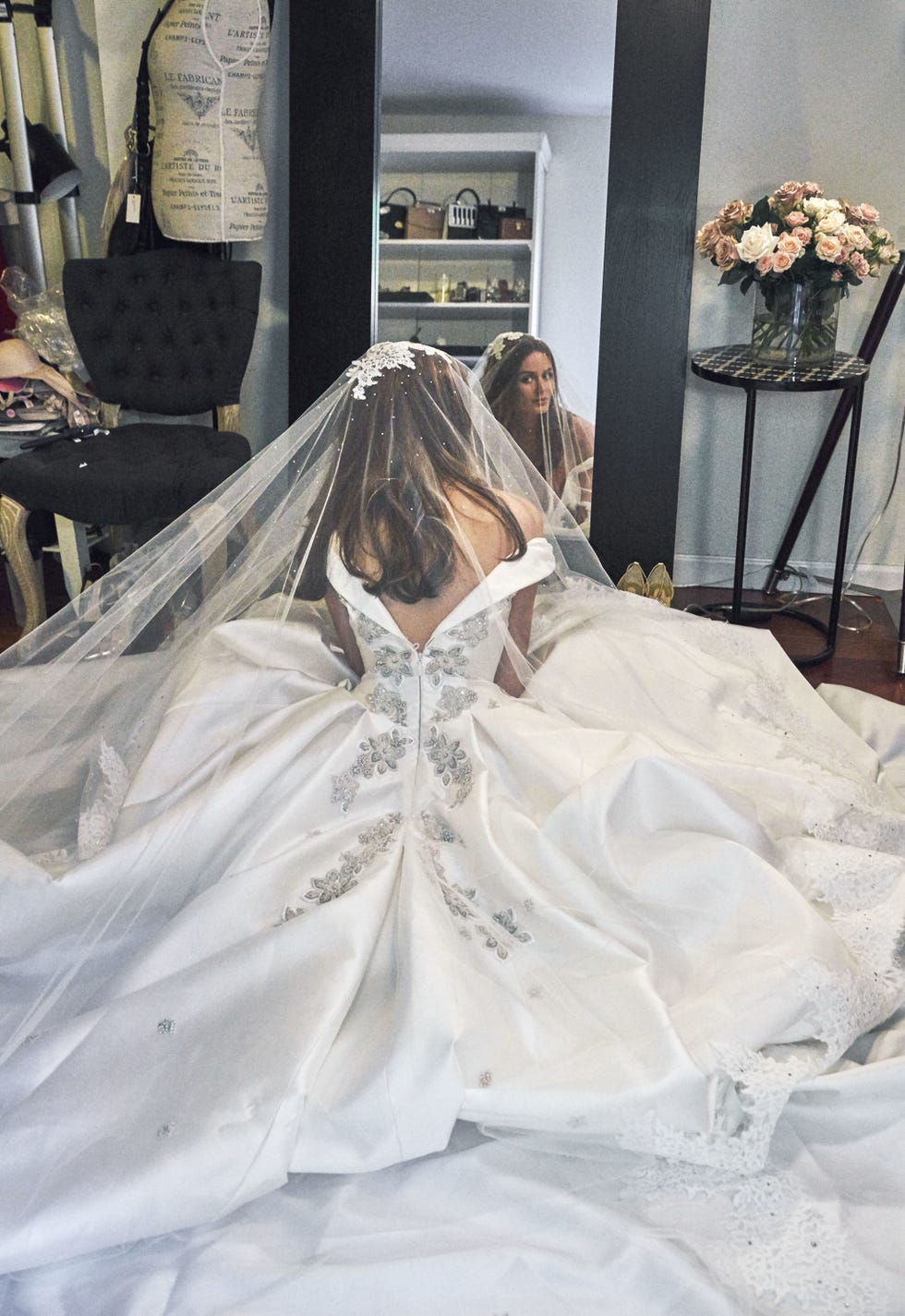 Bridal clothing, Textile, Bridal veil, Wedding dress, Gown, Veil, Dress, Bride, Bridal accessory, Fashion, 