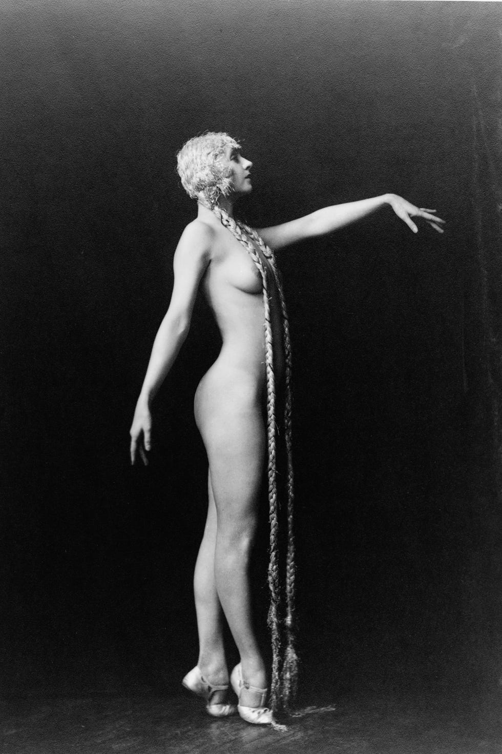 <p>Photographer Alfred Cheney Johnston specializes in unretouched, full frontal images of showgirls from the Ziegfield Follies.</p>