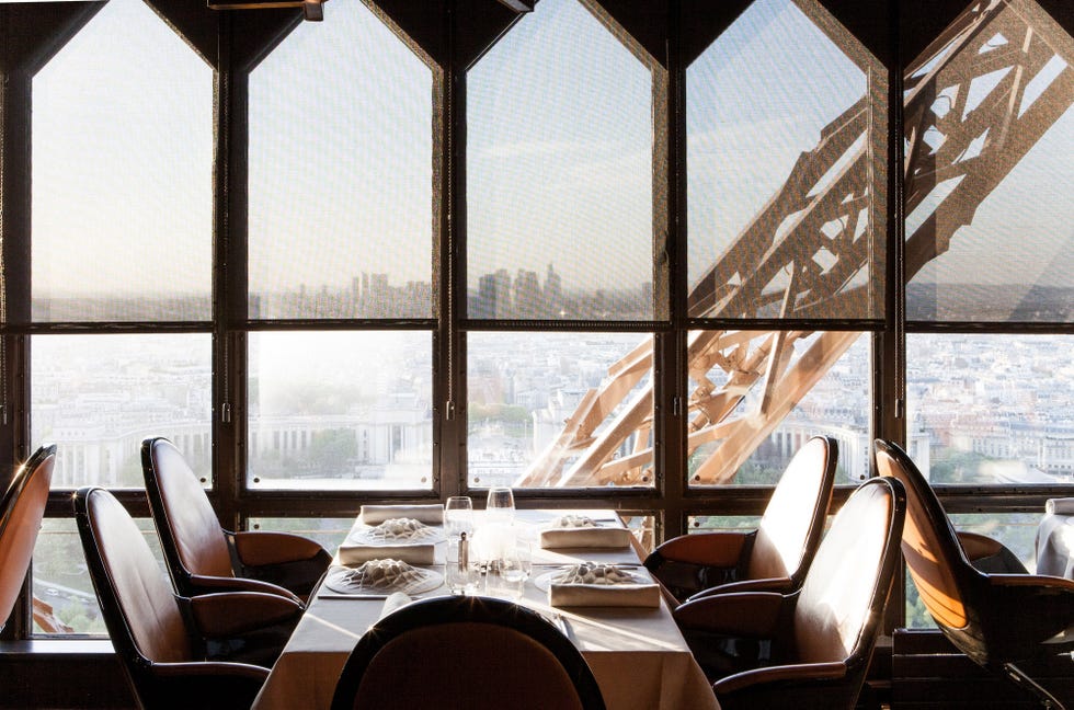 Glass, Furniture, Interior design, Fixture, Daylighting, Apartment, Transparent material, Restaurant, 
