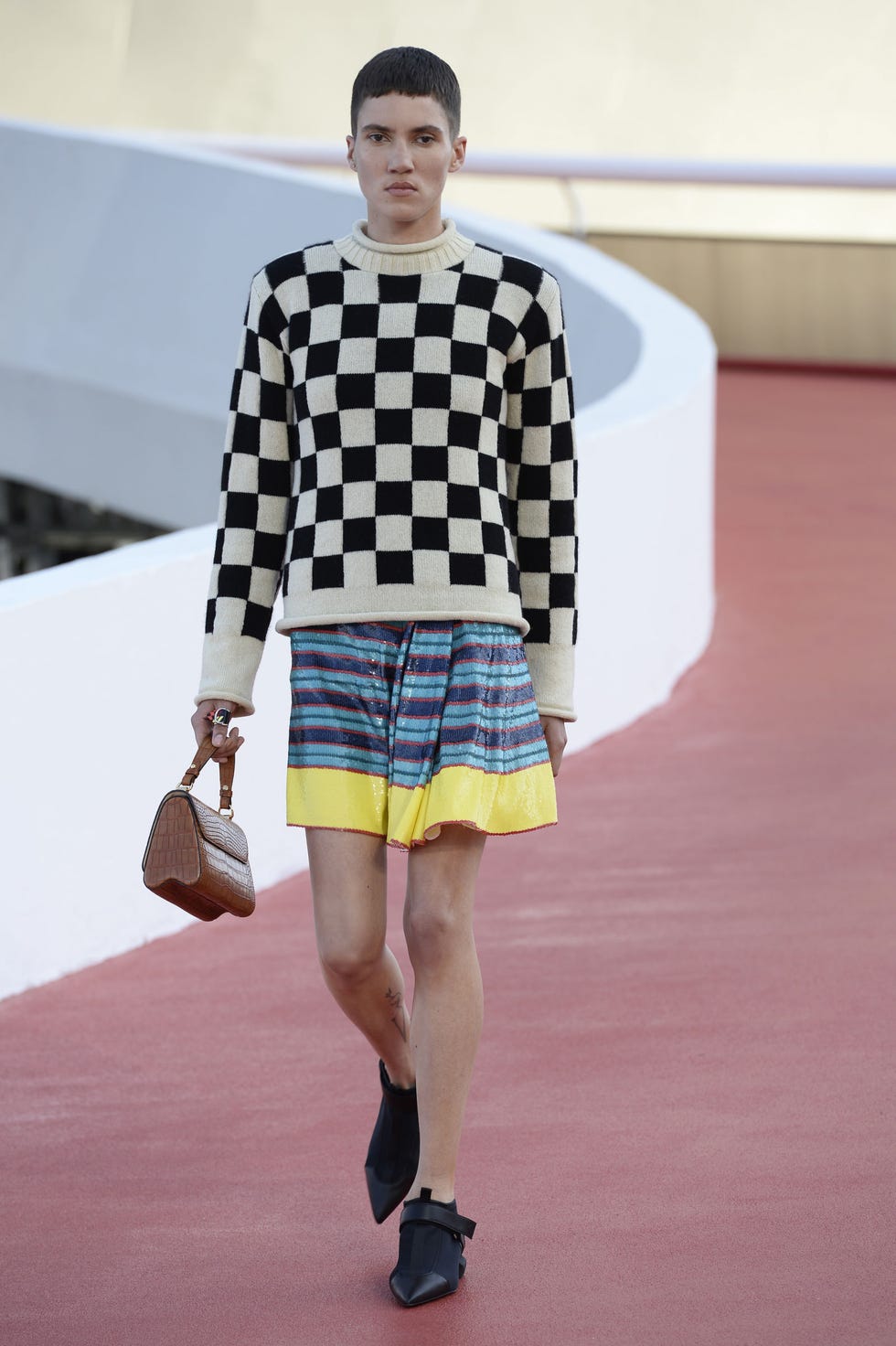 Sleeve, Human leg, Shoulder, Textile, Joint, Shoe, Style, Street fashion, Knee, Fashion show, 