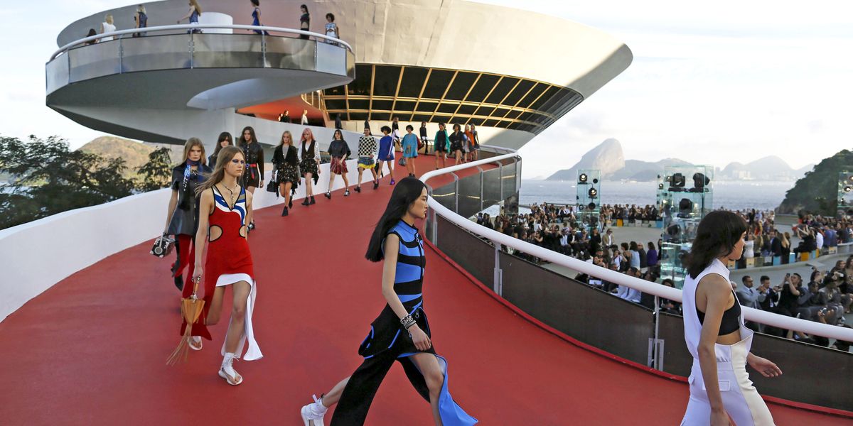 Zendaya Wears Strappy Sandals To Louis Vuitton's '17 Cruise