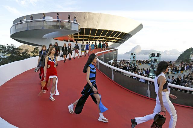 Louis Vuitton Cruise Fashion Show in Rio - Louis Vuitton Cruise 2017 Rio de  Janeiro Runway