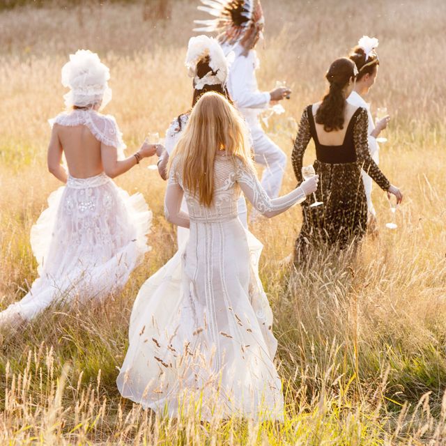 Dress, People in nature, Grassland, Grass family, One-piece garment, Wedding dress, Meadow, Prairie, Day dress, Embellishment, 