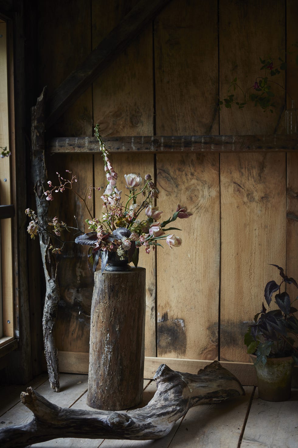 Flowerpot, Bouquet, Centrepiece, Interior design, Flower Arranging, Vase, Twig, Still life photography, Artifact, Houseplant, 