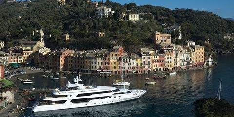 Watercraft, Water, Boat, Building, Waterway, Luxury yacht, Town, House, Naval architecture, Yacht, 
