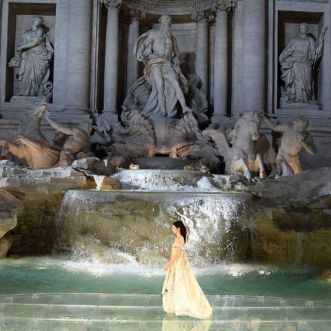 Fendi fashion discount show trevi fountain