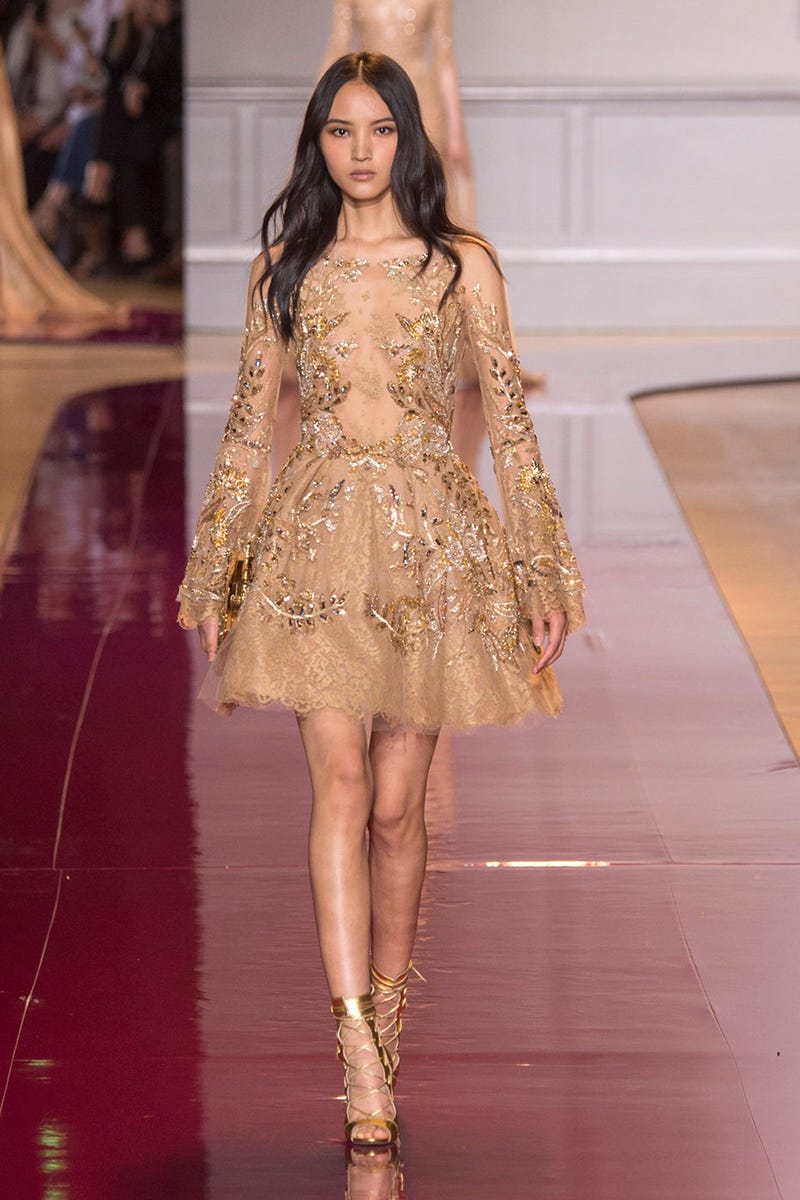 Fashion show, Hairstyle, Shoulder, Dress, Runway, Human leg, Fashion model, Style, Waist, Fashion, 