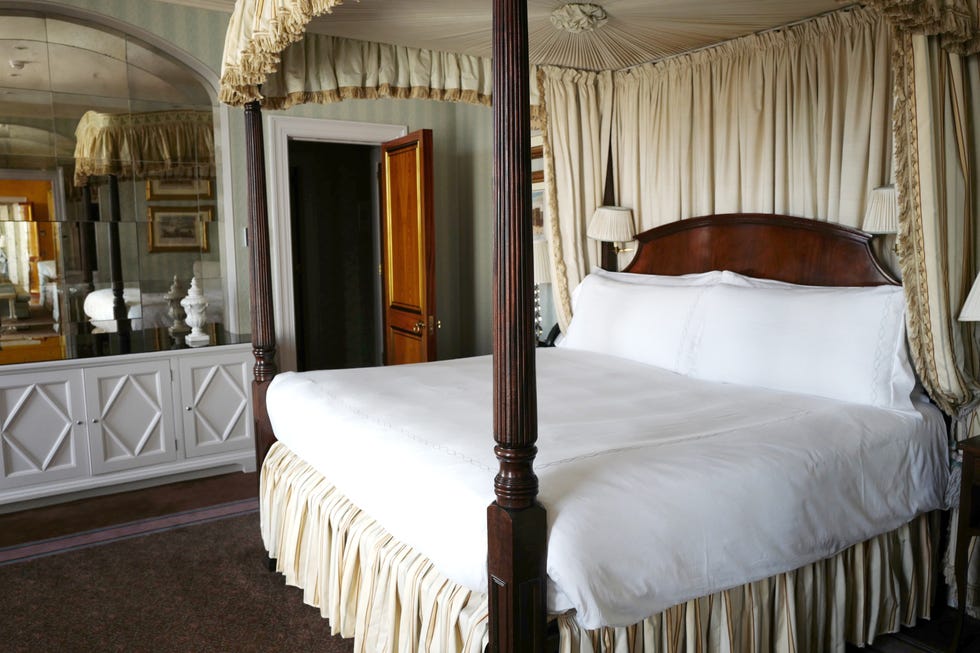 Bed, Lighting, Room, Wood, Interior design, Bedding, Property, Architecture, Bedroom, Textile, 