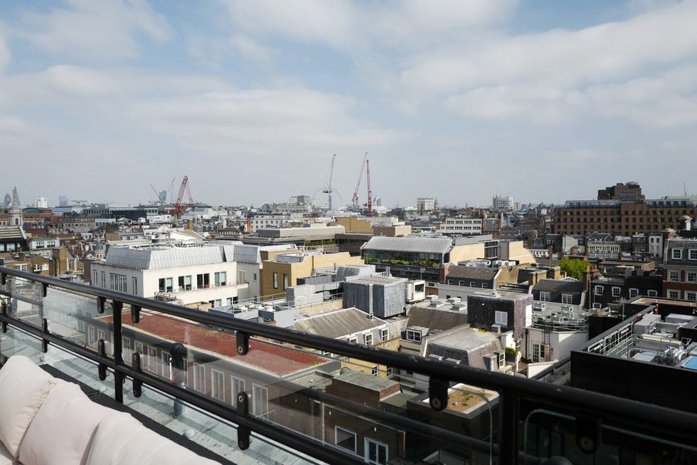 Cloud, Neighbourhood, City, Urban area, Metropolitan area, Roof, Urban design, Residential area, Metropolis, Apartment, 