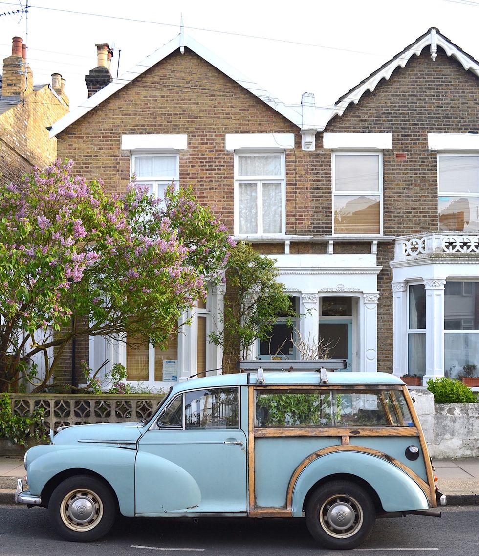 <p>What would London be without its vintage cars? And when they are this cute and parked in front of a pretty house it's even better!  </p>