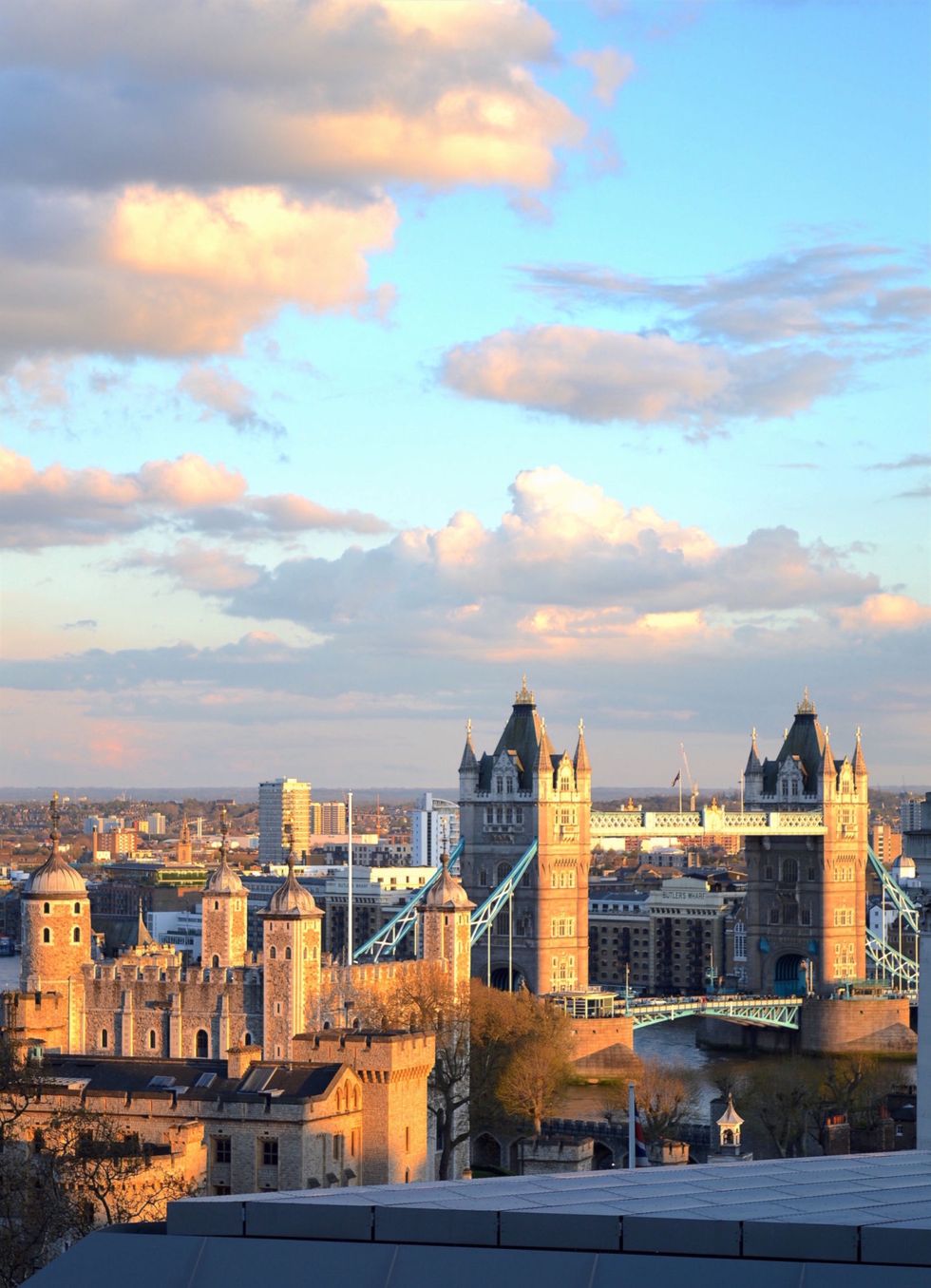 <p>Some of the best views in London are at the most unexpected locations. Believe it or not, this is the lookout from the Hilton Double Tree <a href="http://doubletree3.hilton.com/en/hotels/united-kingdom/doubletree-by-hilton-hotel-london-tower-of-london-LONTLDI/dining/index.html?WT.mc_id=zELWAKN0EMEA1DT2DMH3LocalSearch4DGGenericx6LONTLDI" target="_blank">Sky Lounge</a>; it's one of the best views over the City of London and the perfect spot for a tasty cocktail while watching the sunset over the Thames.</p>