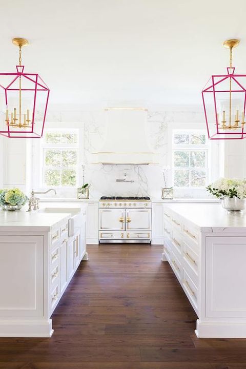 <p>A pop of color via hanging lanterns is a simple way to brighten up your kitchen. </p><p><a href="https://www.decorpad.com/"></a><em><a href="https://www.decorpad.com/" target="_blank">Via Decor Pad</a></em></p>