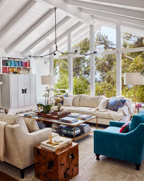 Miranda Kerr S Beautiful Malibu Home Look Inside The House Which Was Built In 1960 Has A Modern Beach Cottage Feel With Exposed Beams And Large Windows Kerr Remodeled Interior But Kept Original