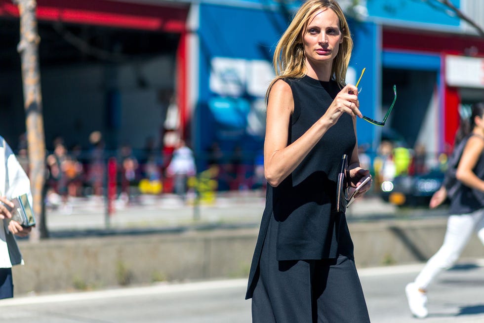 Street fashion, Blond, Waist, Bag, Brown hair, Model, Feathered hair, Active pants, Walking, Sleeveless shirt, 