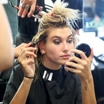 Finger, Hairstyle, Beauty salon, Hand, Eyelash, Style, Makeup artist, Wrist, Hairdresser, Fashion, 
