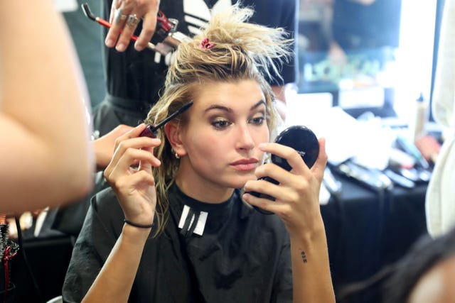Finger, Hairstyle, Beauty salon, Hand, Eyelash, Style, Makeup artist, Wrist, Hairdresser, Fashion, 