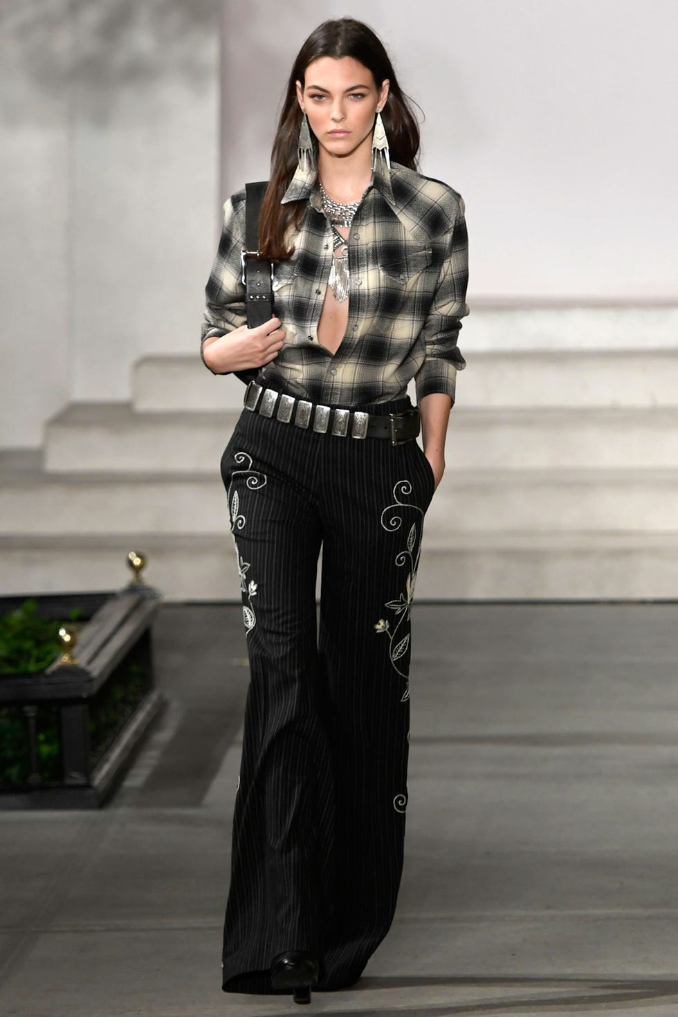 Sleeve, Collar, Style, Fashion accessory, Waist, Street fashion, Bag, Fashion, Belt, Fashion model, 