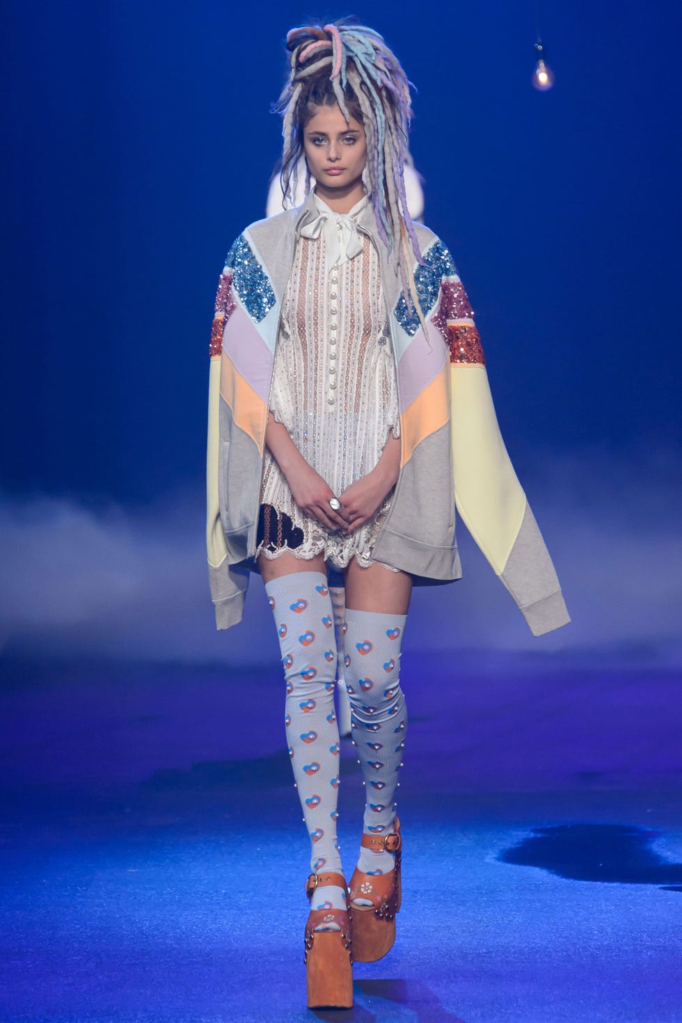 Fashion show, Fashion model, Costume design, Dress, Fashion accessory, Runway, Fashion, Electric blue, Thigh, Model, Fashion show, Fashion model, Costume design, Dress, Fashion accessory, Runway, Fashion, Electric blue, Thigh, Model,