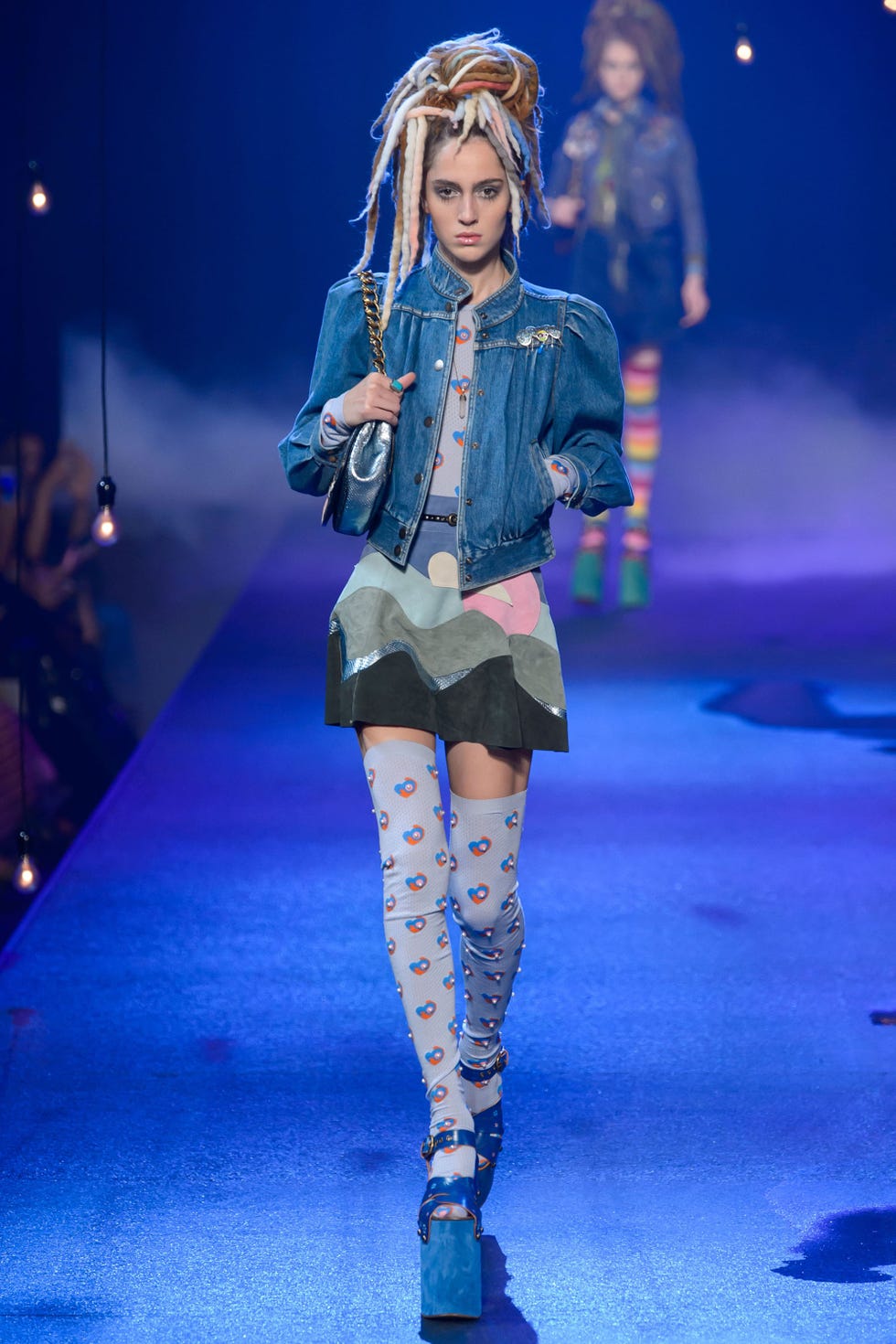Fashion show, Style, Runway, Fashion model, Electric blue, Fashion, Thigh, Knee, Public event, Astronomical object, 