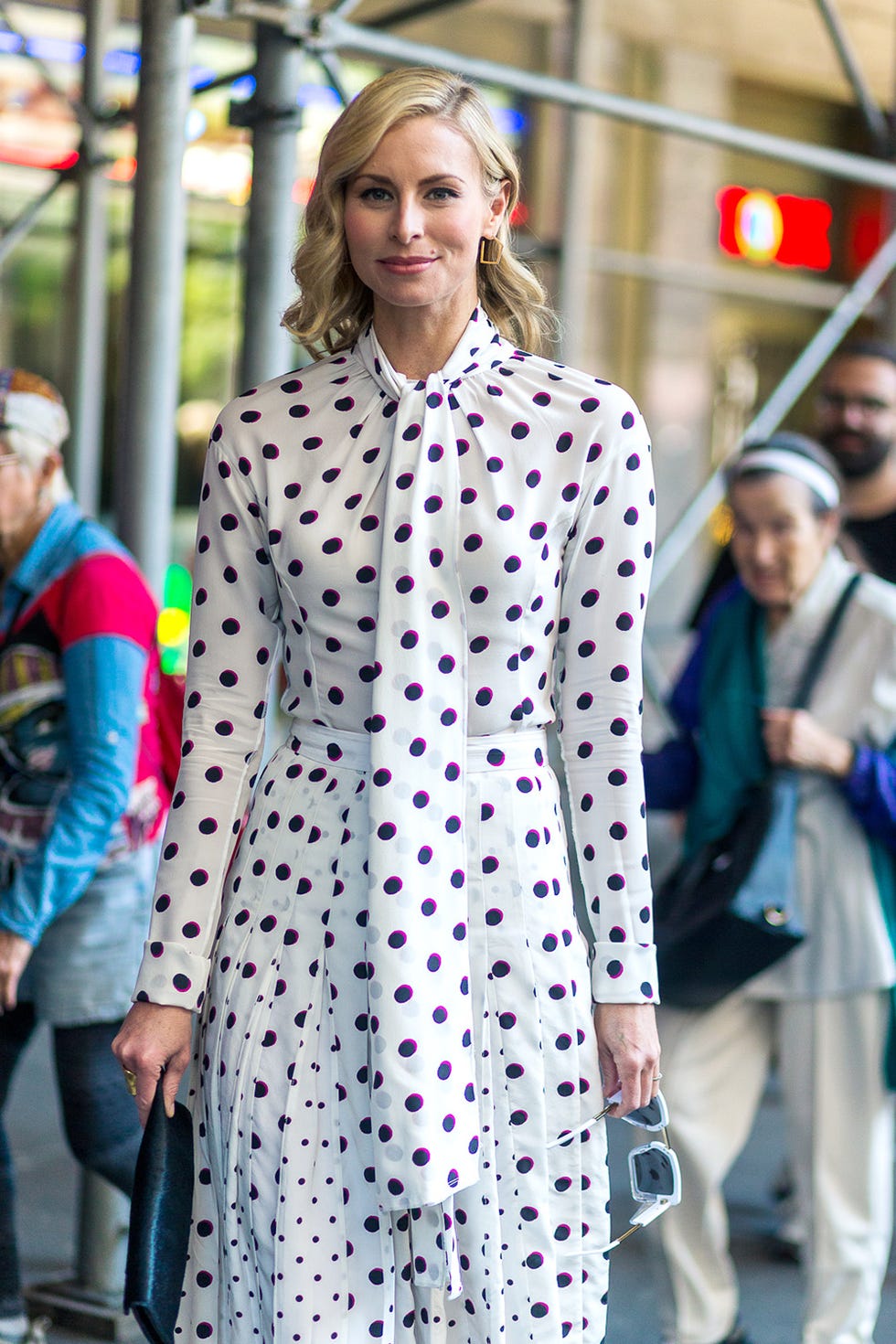 Face, Sleeve, Outerwear, Jeans, Street fashion, Style, Coat, Bag, Fashion, Pattern, 