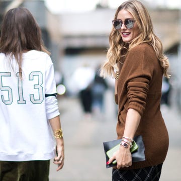 Eyewear, Arm, Glasses, Vision care, Sleeve, Human body, Shoulder, Hand, Fashion accessory, Sunglasses, 