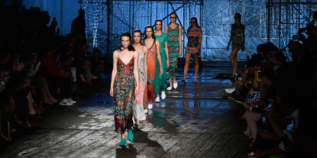 Dress, Fashion, Fashion show, Runway, Fashion design, Haute couture, Fashion model, One-piece garment, heater, Day dress, Dress, Fashion, Fashion show, Runway, Fashion design, Haute couture, Fashion model, One-piece garment, heater, Day dress,