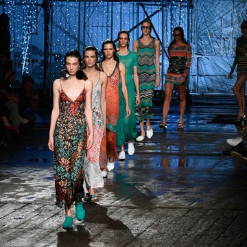 Dress, Fashion, Fashion show, Runway, Fashion design, Haute couture, Fashion model, One-piece garment, heater, Day dress, 