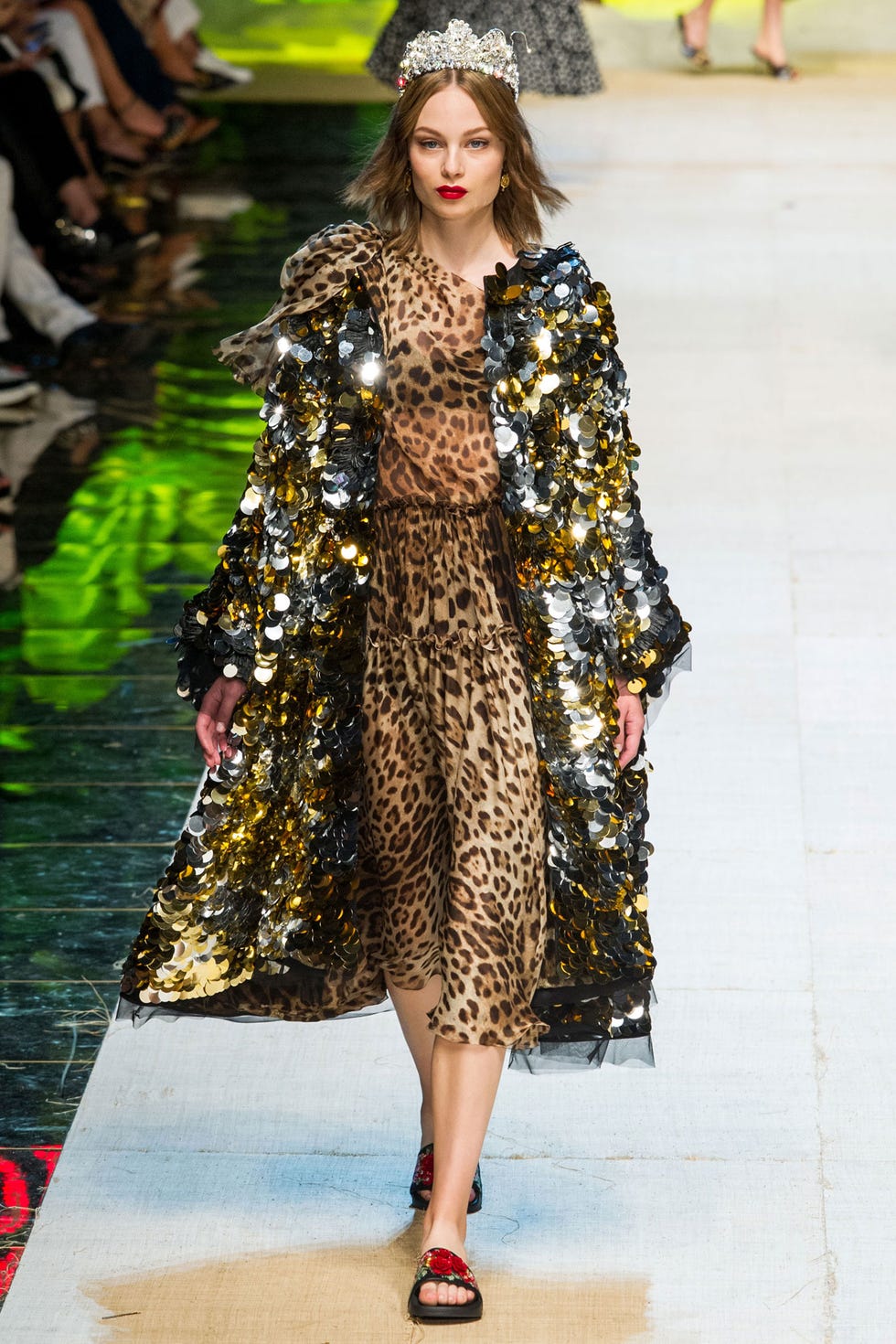 Clothing, Fashion show, Outerwear, Fashion model, Runway, Style, Street fashion, Dress, Fashion, Pattern, Clothing, Fashion show, Outerwear, Fashion model, Runway, Style, Street fashion, Dress, Fashion, Pattern,