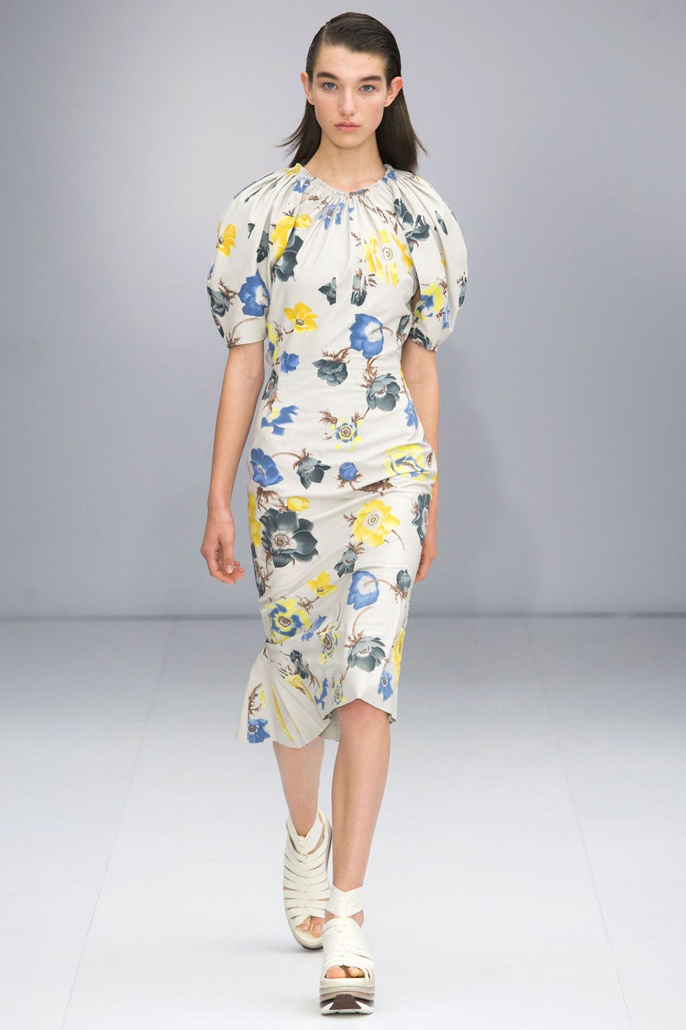Clothing, Leg, Yellow, Sleeve, Human body, Human leg, Shoulder, Fashion show, Joint, Fashion model, 