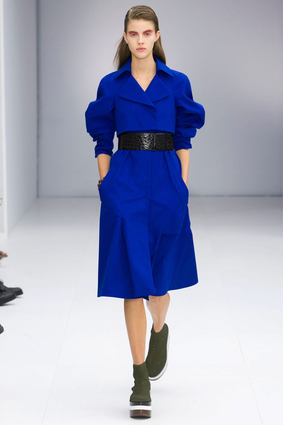 Blue, Sleeve, Shoulder, Human leg, Joint, Standing, Style, Formal wear, Waist, Electric blue, 