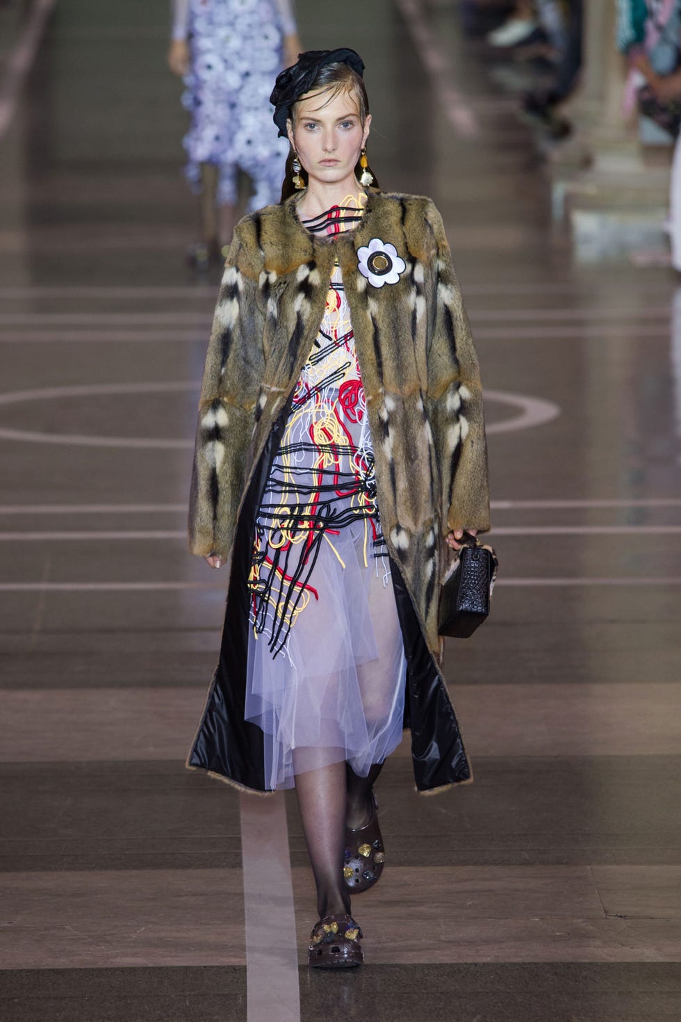 Fashion show, Outerwear, Runway, Style, Street fashion, Fashion accessory, Dress, Fashion, Fashion model, Costume design, 