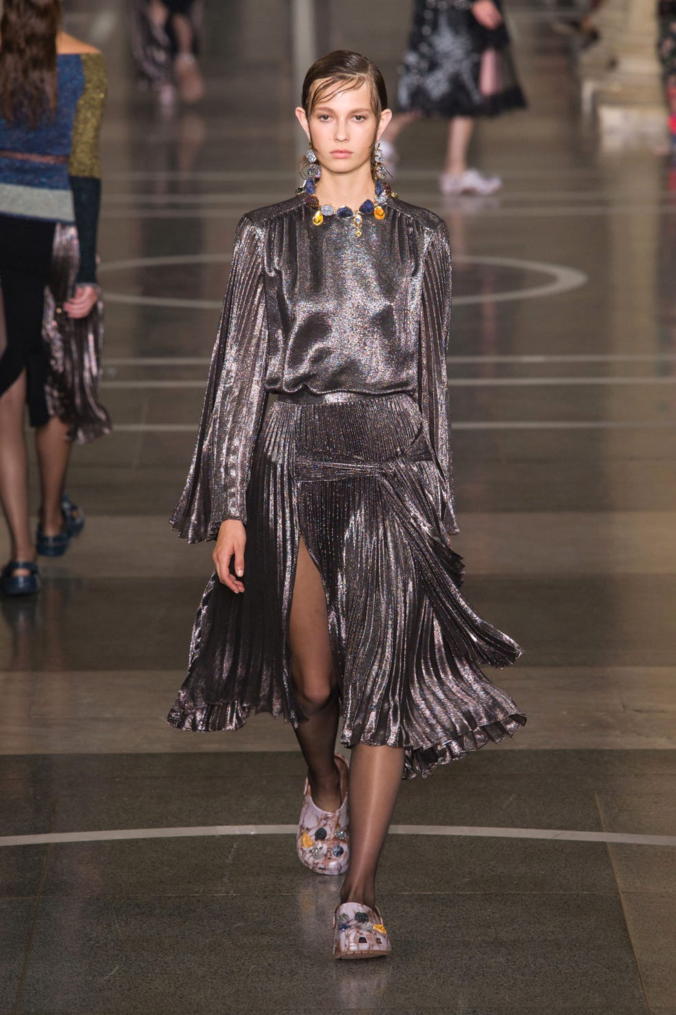 Clothing, Footwear, Shoulder, Fashion show, Joint, Outerwear, Human leg, Runway, Style, Fashion model, 