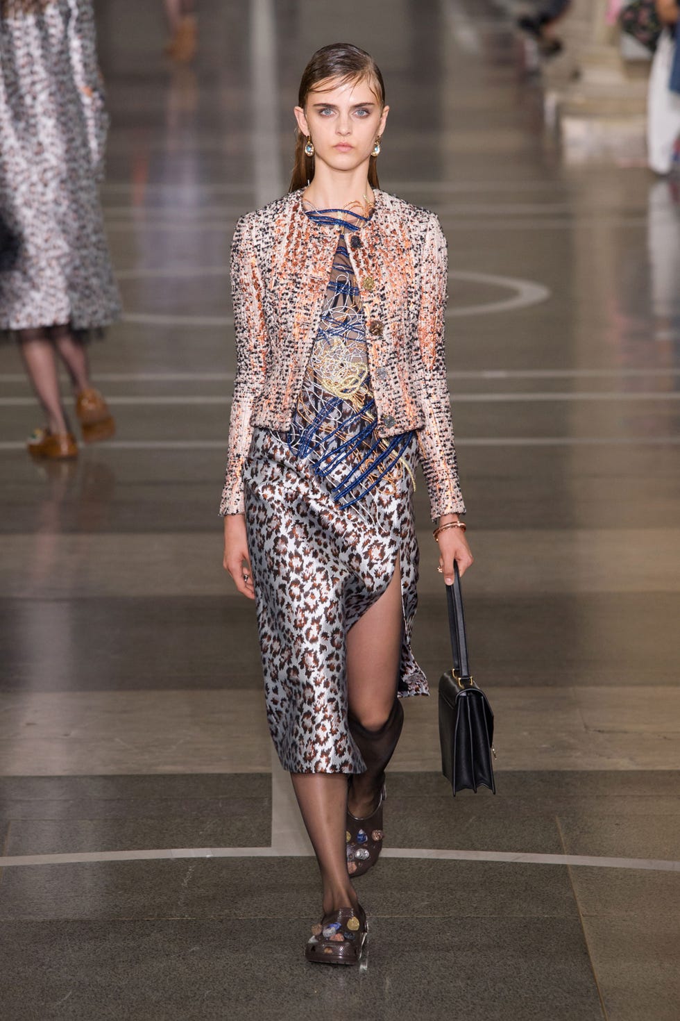 Clothing, Shoulder, Fashion show, Joint, Outerwear, Style, Runway, Street fashion, Pattern, Fashion model, 