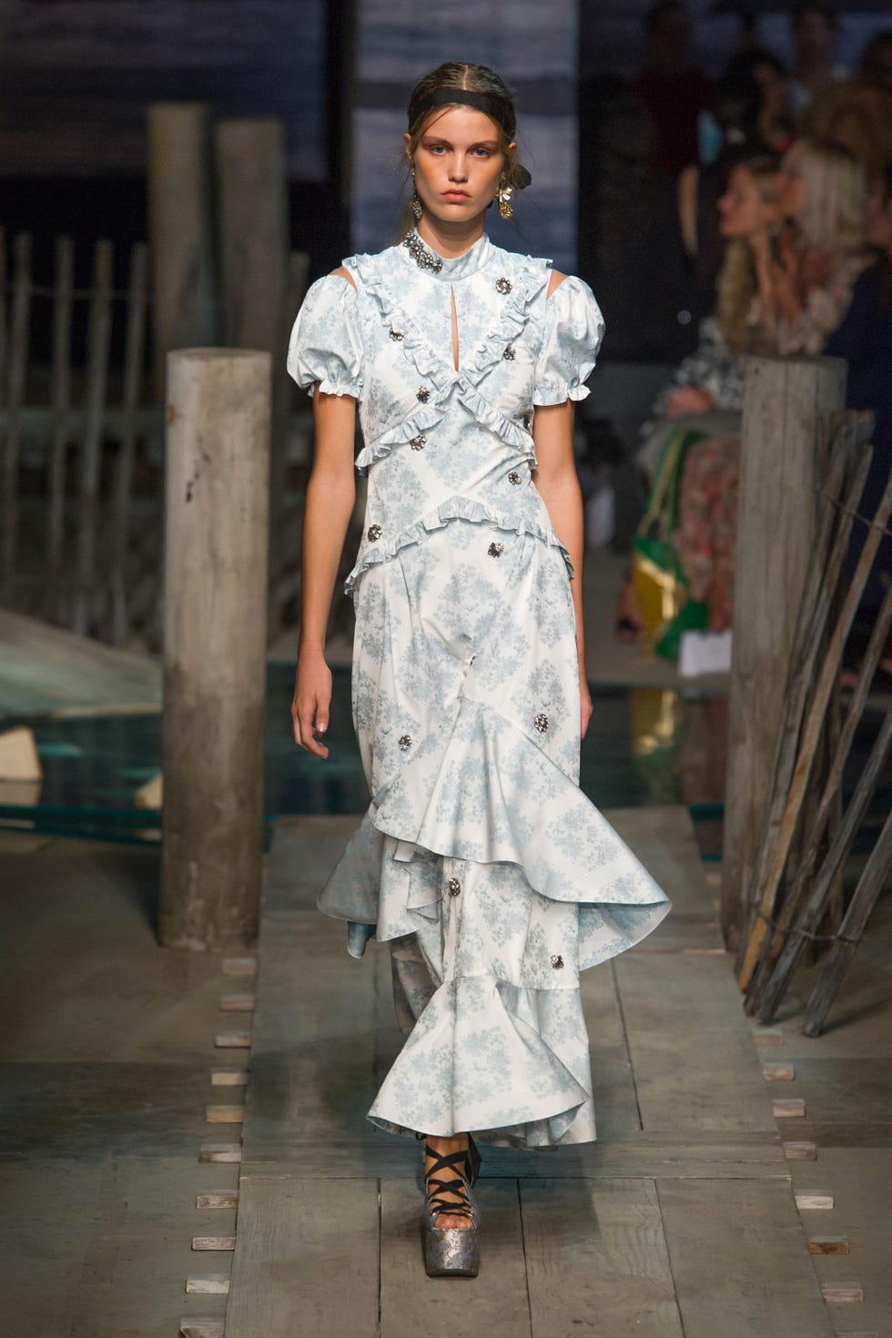 Sleeve, Fashion show, Style, Runway, Street fashion, Fashion model, Fashion, Neck, Waist, Model, 