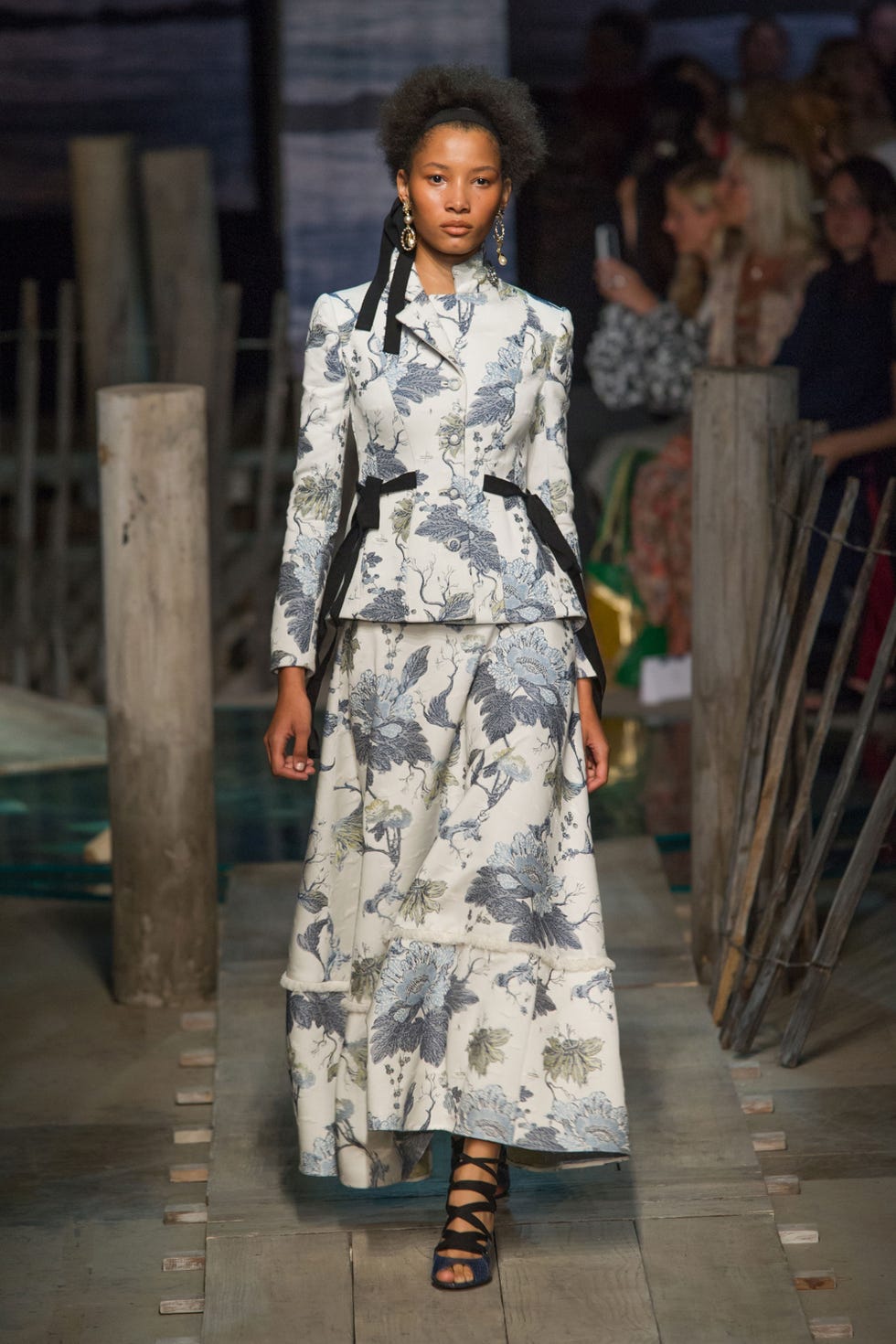 Sleeve, Dress, Style, Formal wear, Street fashion, Fashion model, Fashion, One-piece garment, Youth, Fashion show, 