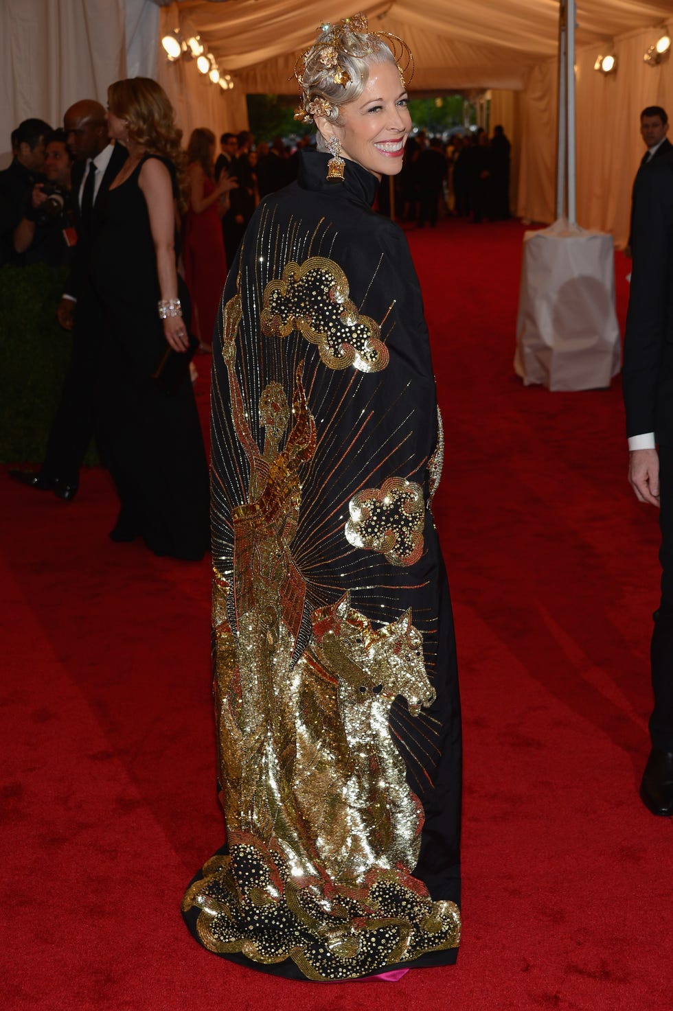 Flooring, Carpet, Formal wear, Dress, Fashion, Headpiece, Gown, One-piece garment, Curtain, Hair accessory, 
