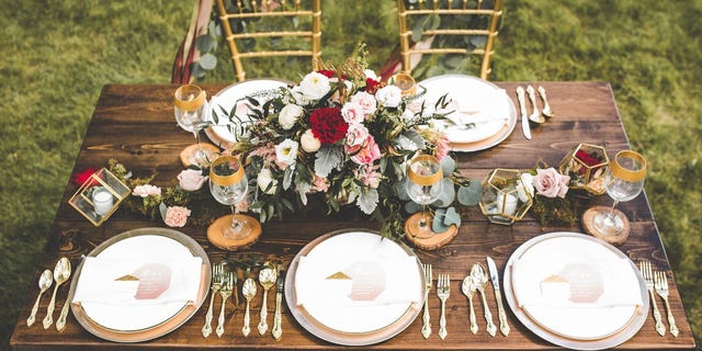 Serveware, Tablecloth, Dishware, Table, Bouquet, Linens, Furniture, Centrepiece, Petal, Tableware, 