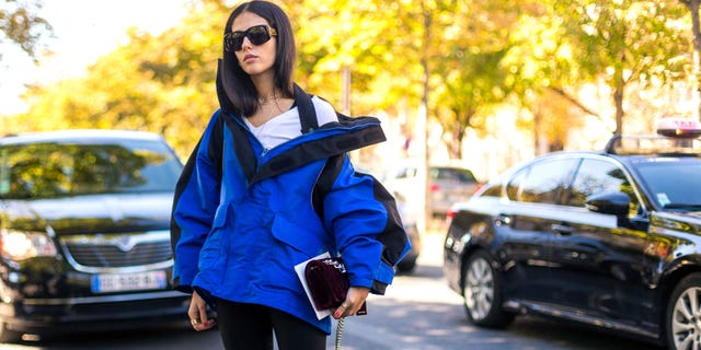 Clothing, Human body, Goggles, Jacket, Outerwear, Bag, Sunglasses, Street fashion, Automotive exterior, Fashion accessory, 