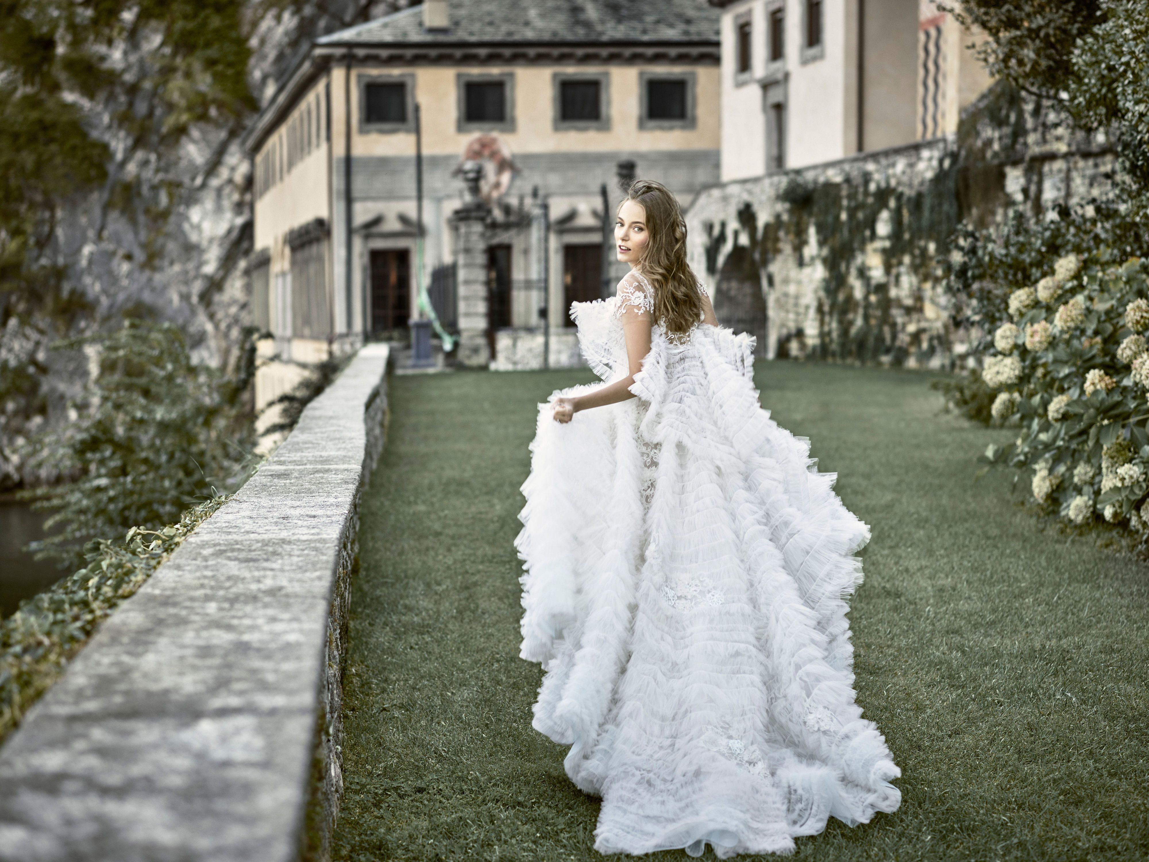 27 Gorgeous Minimalist Wedding Dresses For Modern Brides - Weddingomania