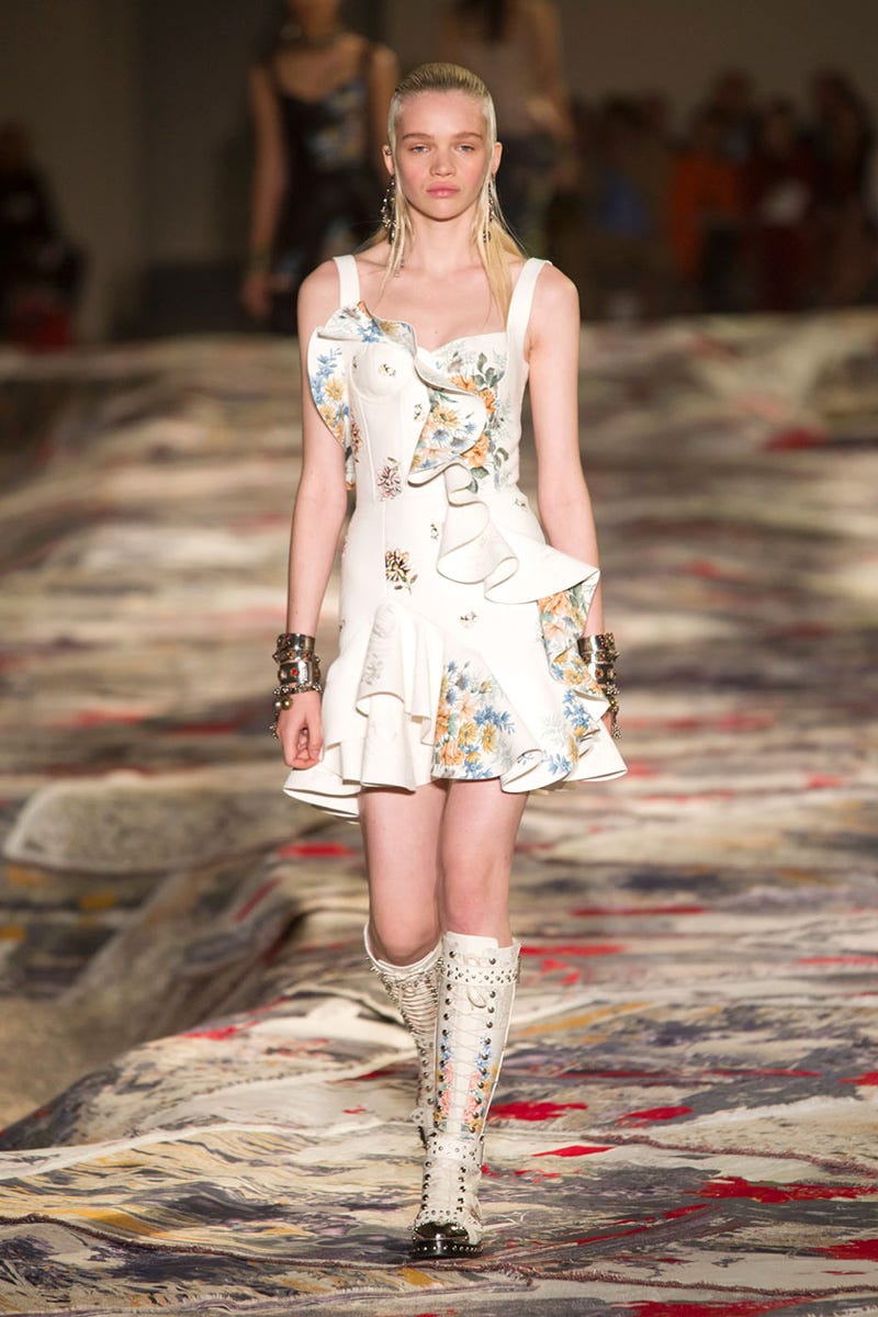 Dress, Shoulder, Fashion show, Human leg, Joint, Runway, Style, Fashion model, Fashion accessory, Street fashion, 