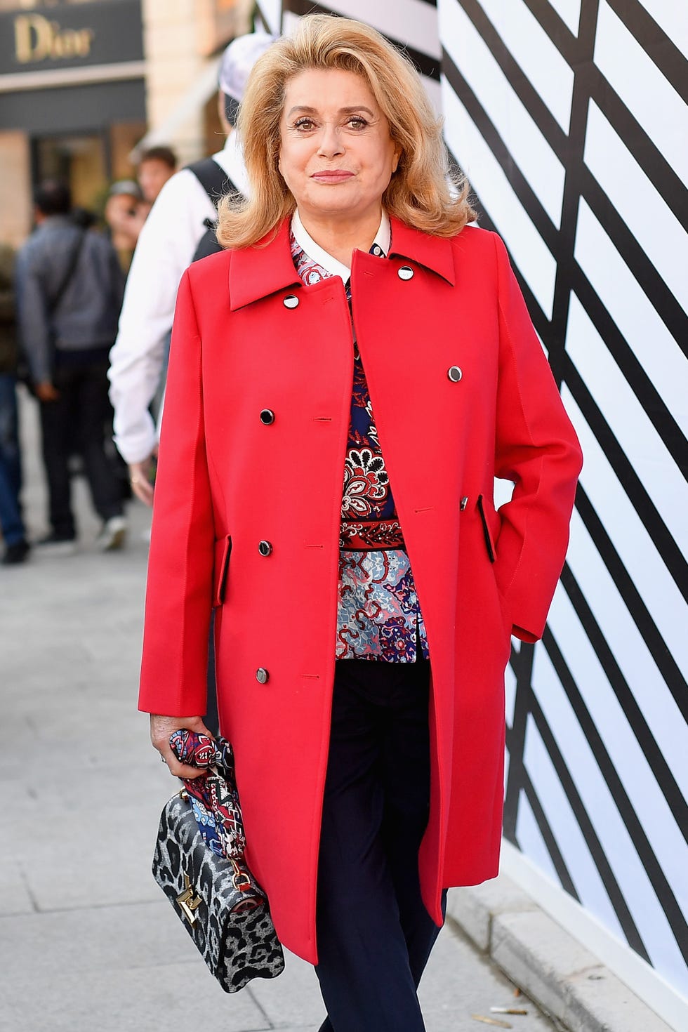 Clothing, Sleeve, Collar, Textile, Coat, Outerwear, Street fashion, Style, Bag, Blazer, 
